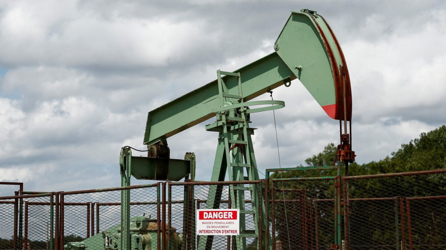 Oil falls after U.S. strikes on Iran, Hormuz fears linger