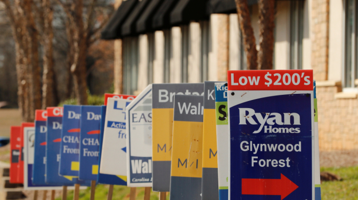 US mortgage rates rise slightly with refinancing applications up