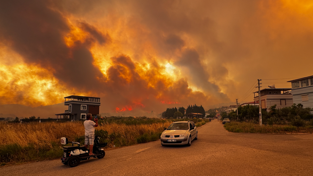 Firefighters battle second day of wildfires in Türkiye's Izmir province