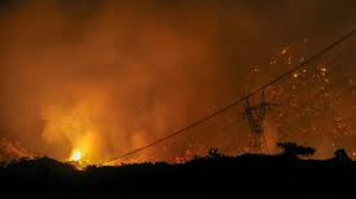 Greek firefighters battle wildfire on Crete