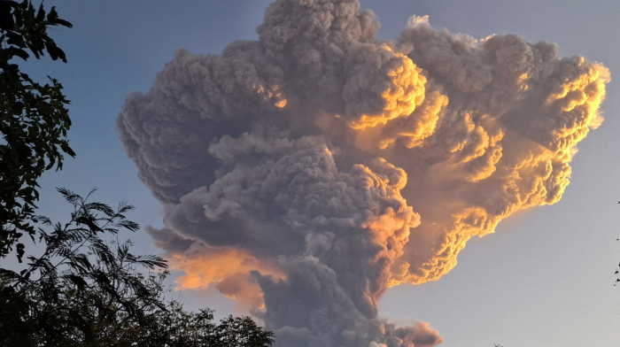 Flights to Bali disrupted as Indonesian volcano erupts again