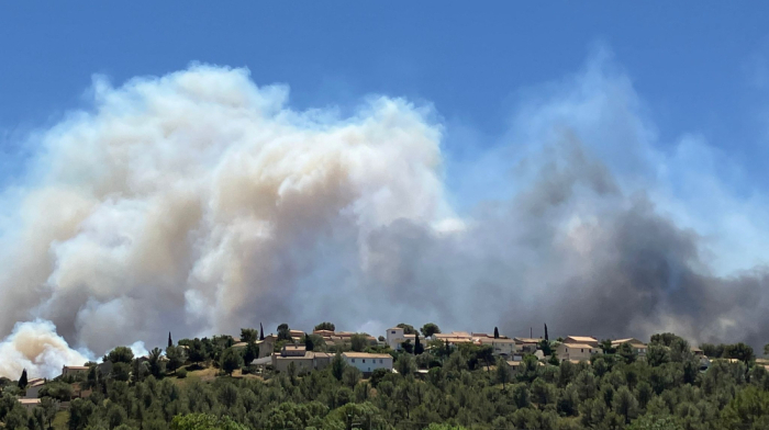 Marseille wildfire shuts airport, threatens homes