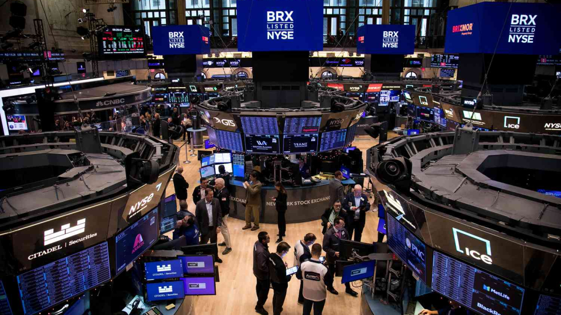 U.S. stocks close slightly higher as ınvestors await earnings and economic data
