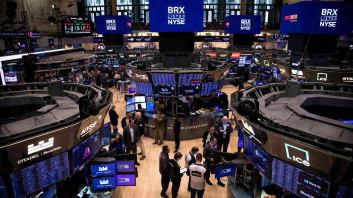 U.S. stocks close slightly higher as ınvestors await earnings and economic data
