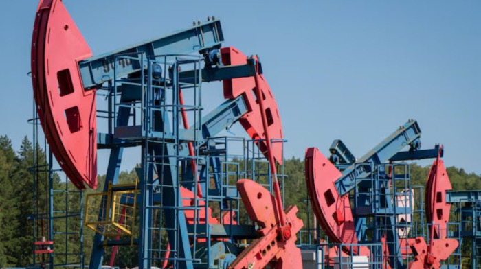Oil edges higher after EU new sanctions on Russia
