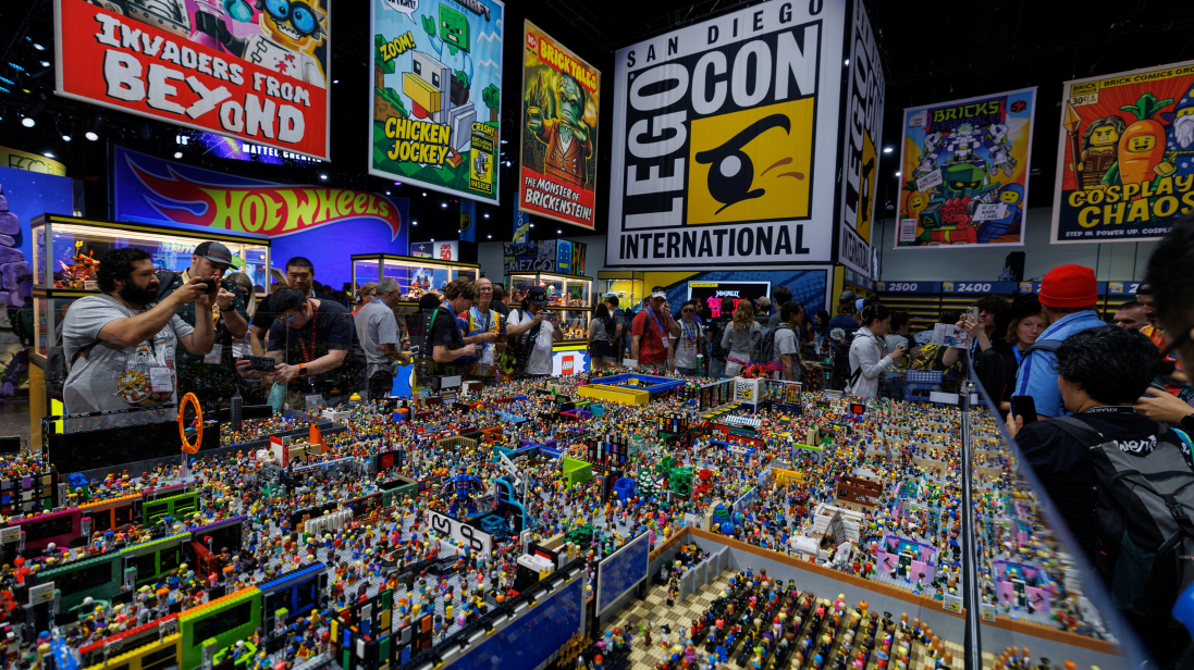 Fans dive into San Diego Comic-Con despite drop in celebrity panels
