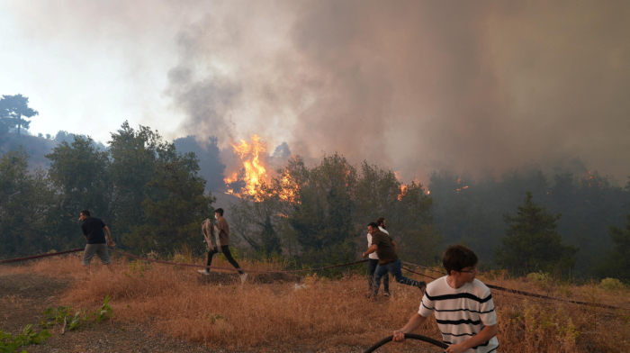 Firefighters battle blazes in Türkiye, Greece and Albania