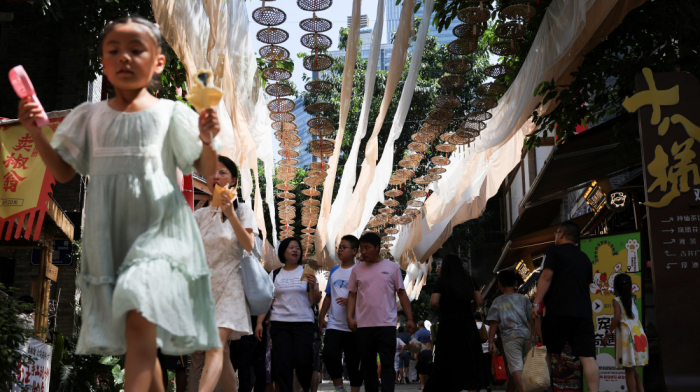 Chongqing residents seek shelter as heatwave hits China's southwest