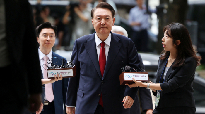 South Korea’s jailed former President Yoon refuses the prosecutor's questions, lies on the cell floor
