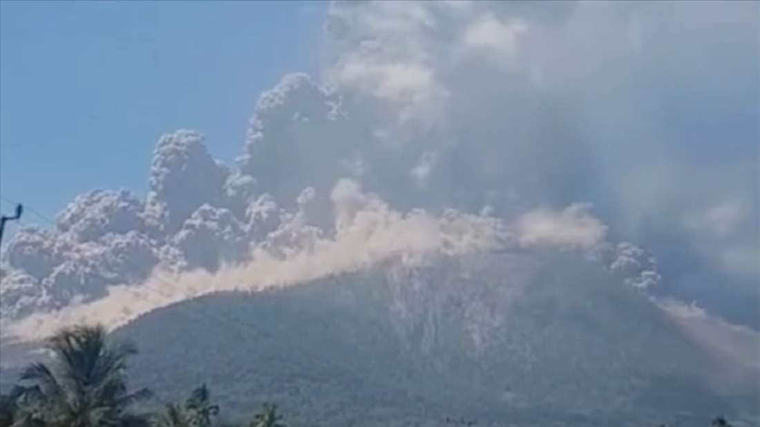 Lewotobi Laki-Laki volcano erupts in Indonesia: ash column reaches 18 kilometres