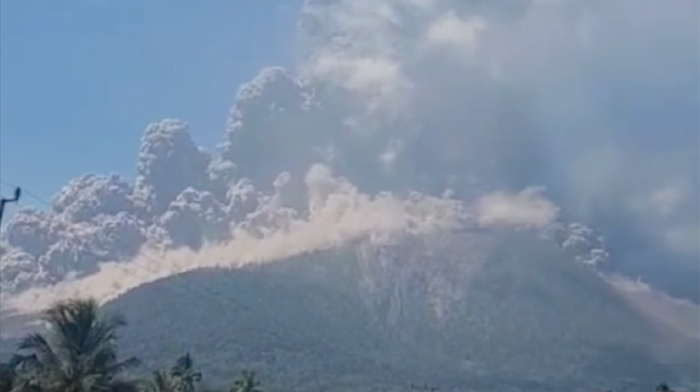 Lewotobi Laki-Laki volcano erupts in Indonesia: ash column reaches 18 kilometres