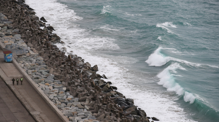 Tsunami risk in Russia's Kamchatka after quake triggers dormant volcano eruption