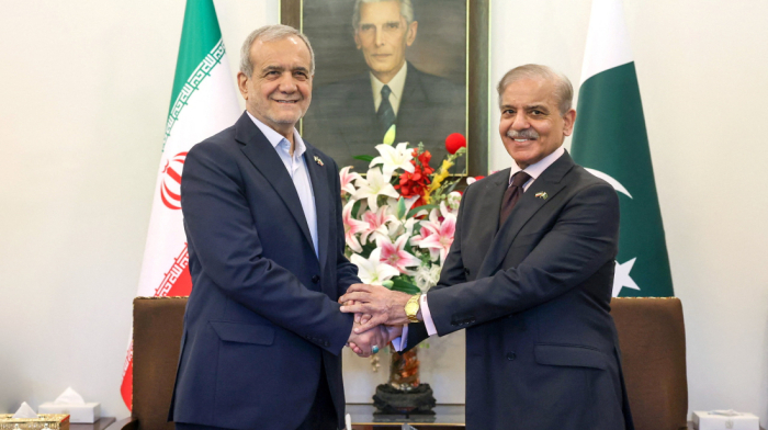 Iran and Pakistan sign 12 agreements to boost cooperation