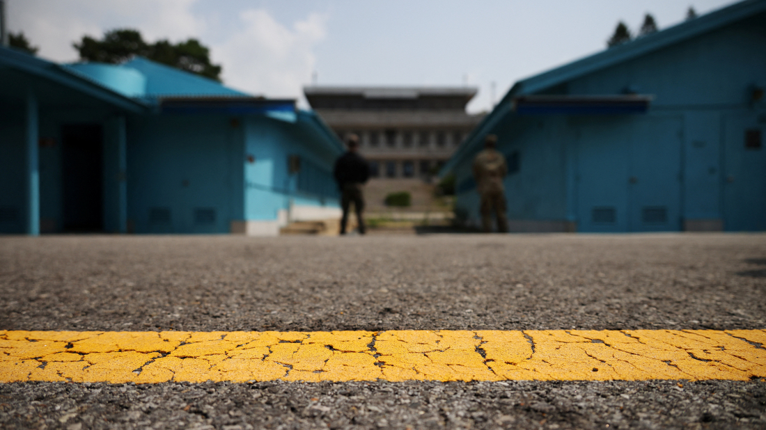 South Korea removes loudspeakers at border in bid to ease tensions with North Korea