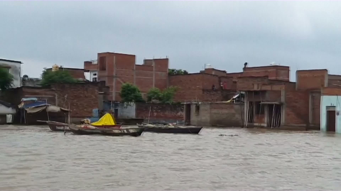 Floodwaters batter Indian towns
