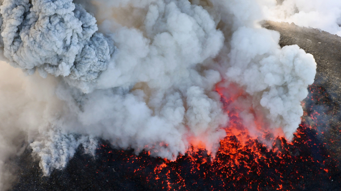 Shinmoedake volcano erupts, sending ash 3,000 metres into sky