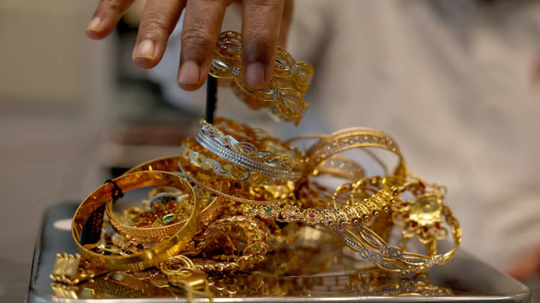 Gold heads for weekly loss, spotlight on Trump-Putin talks