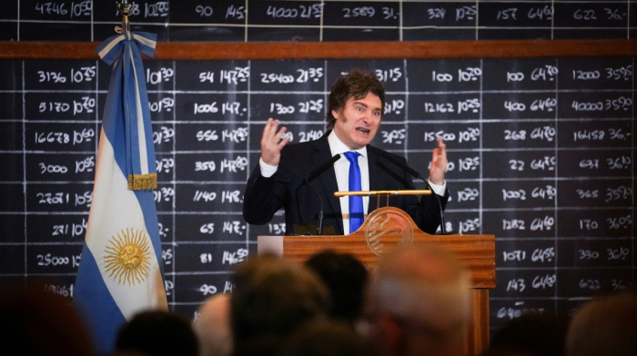 Argentine authorities probe top officials over bribery accusations