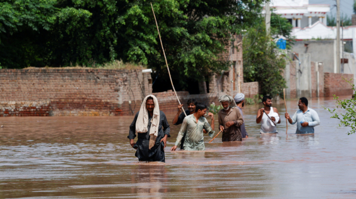 Two Pakistan towns face flood risk if river barrage crumbles