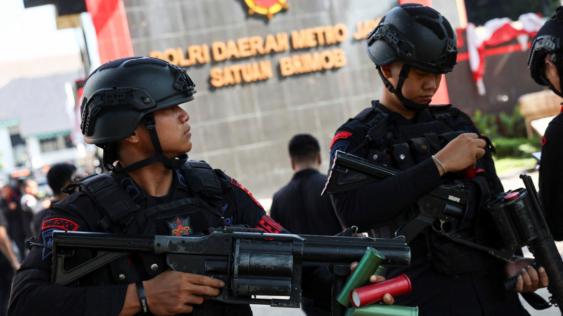 Jakarta protesters clash with police over lawmakers’ pay