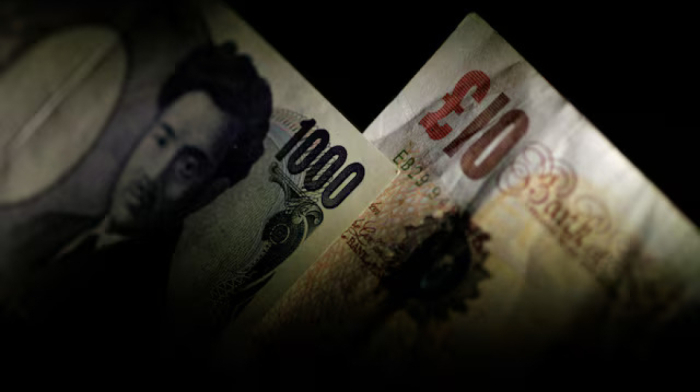 Sterling, yen dragged by fiscal and political worries