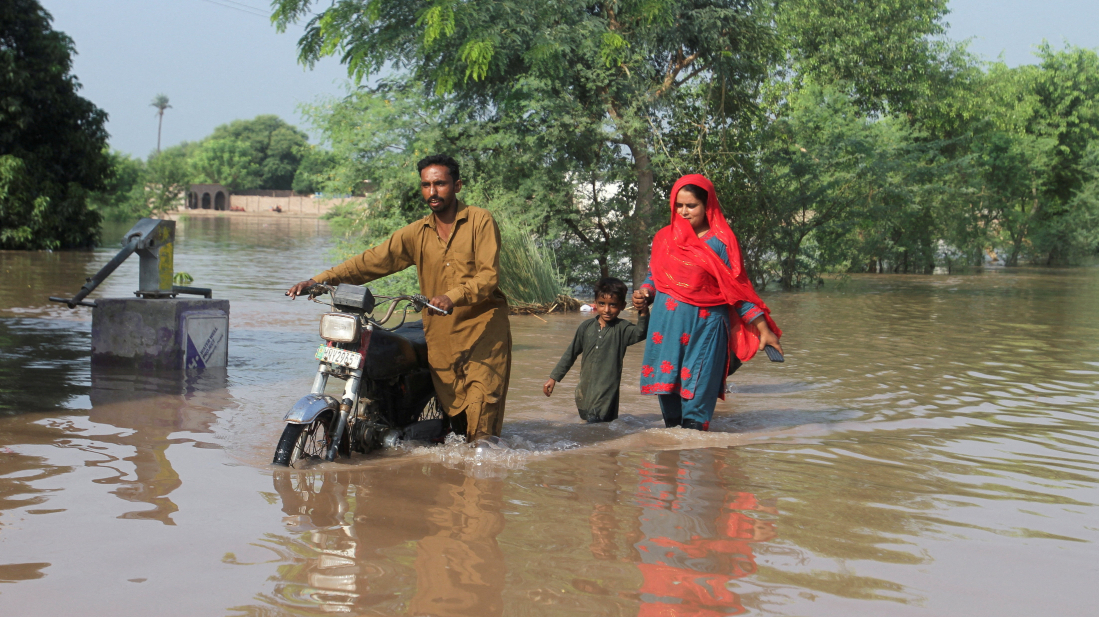 Pakistan evacuates 100,000 in Sindh as flood threat increases