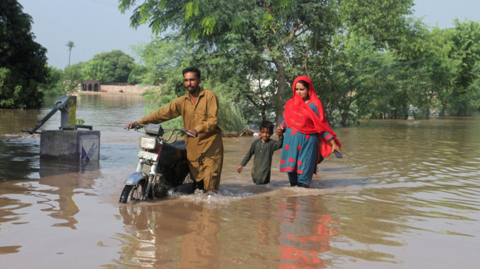 Pakistan evacuates 100,000 in Sindh as flood threat increases