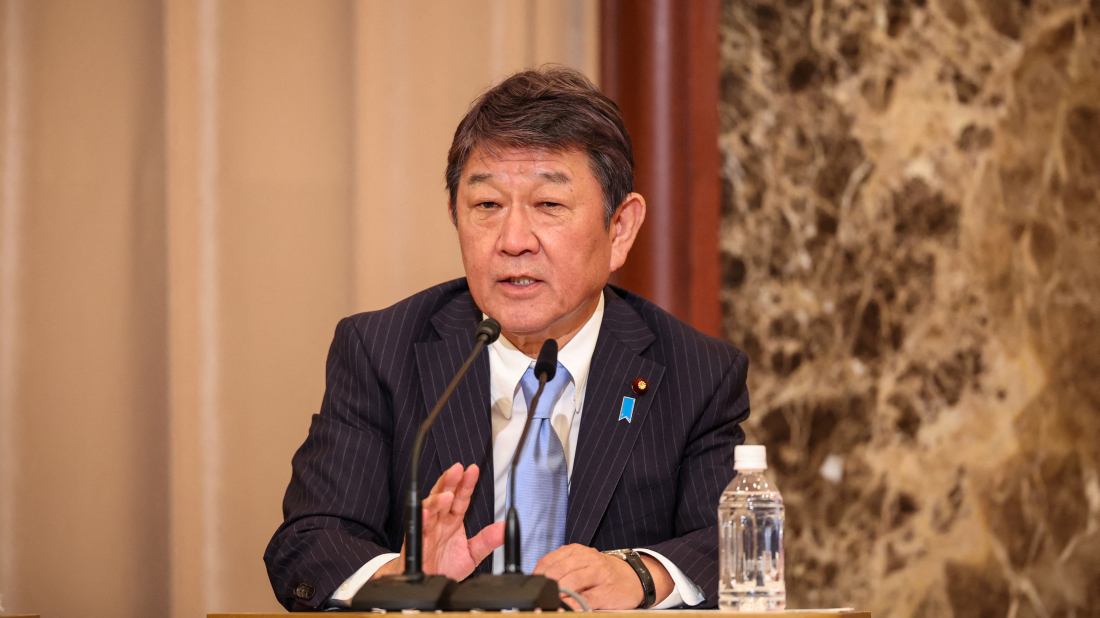 Japanese lawmakers launch leadership bids after PM resigns, yen sinks