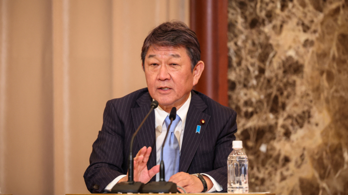 Japanese lawmakers launch leadership bids after PM resigns, yen sinks