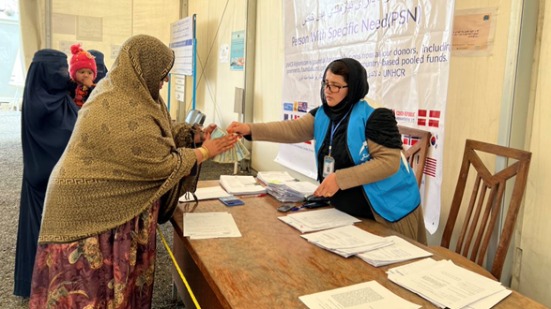 UNHCR halts activities at encashment centres in Afghanistan after female staff barred from work