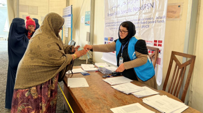 UNHCR halts activities at encashment centres in Afghanistan after female staff barred from work