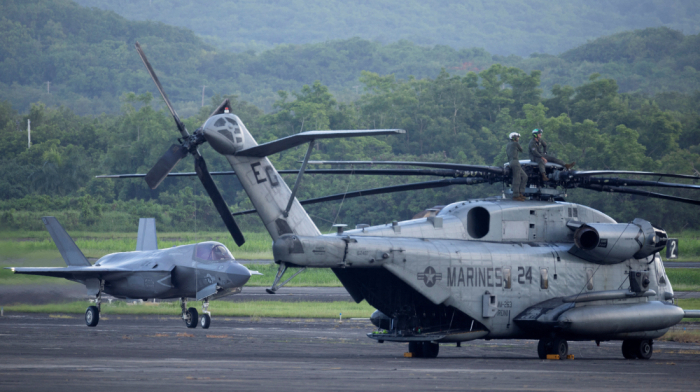 U.S. stealth jets arrive in Puerto Rico as Trump targets cartels near Venezuela
