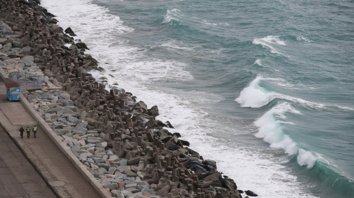Kamchatka governor reports 7.2 quake, warns of tsunami