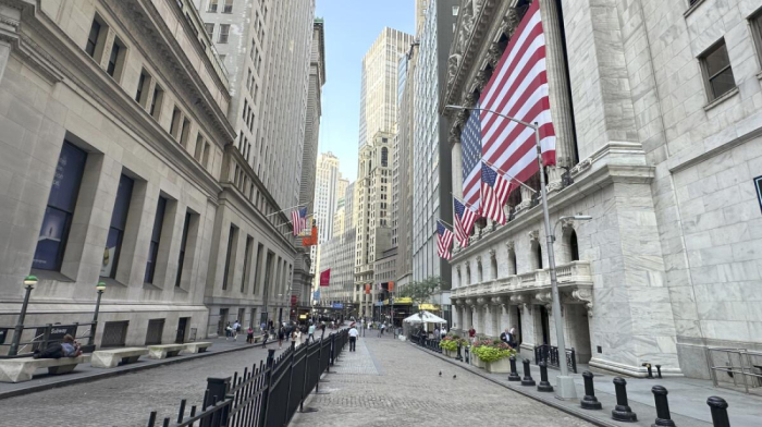 Consumer spending lifts Wall Street