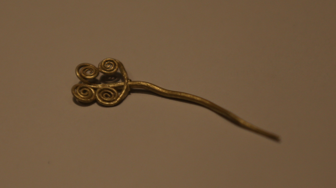 Archaeologists uncover 4,500-year-old brooch and jade in Troy