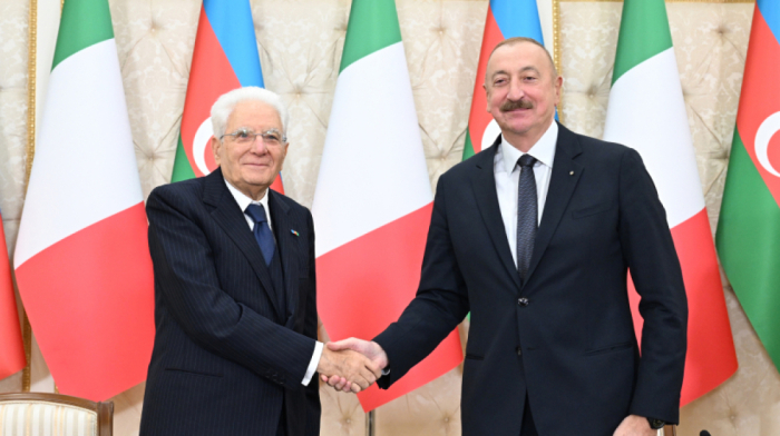 Azerbaijani and Italian presidents deliver statements in Baku