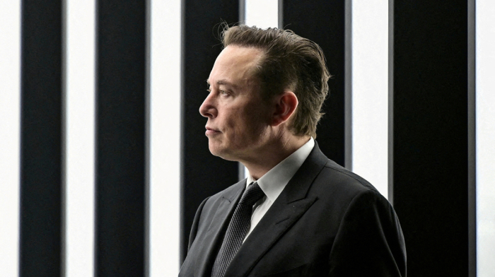 Elon Musk becomes first to near $500 billion net worth