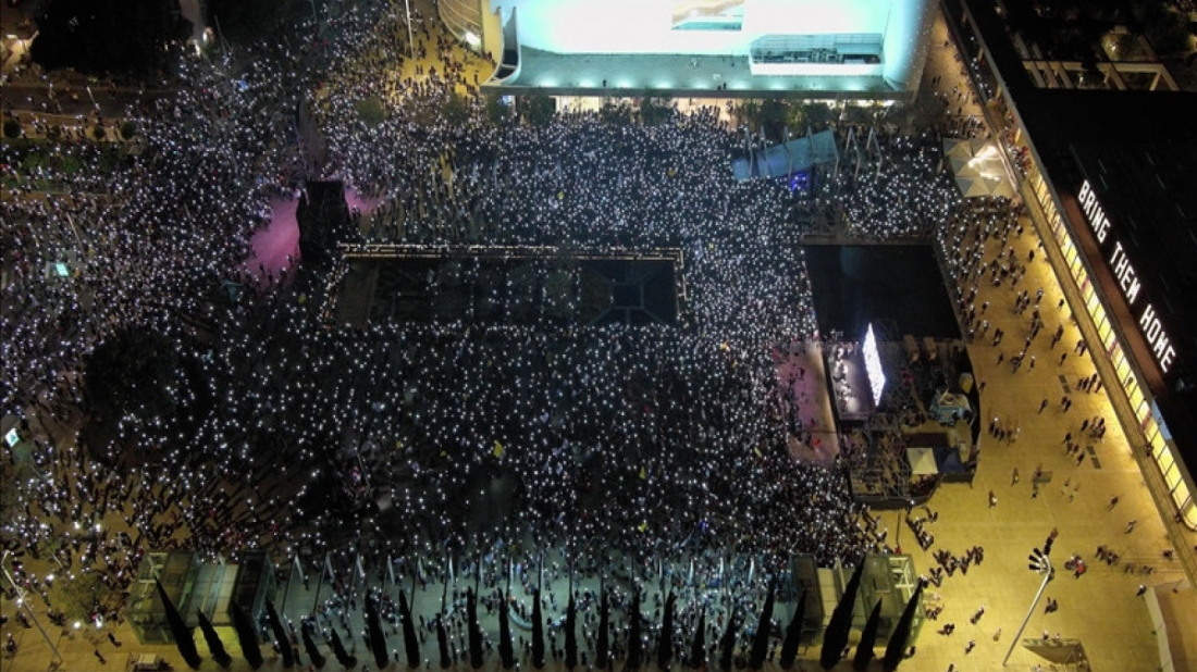Thousands gather in Tel Aviv to mark Gaza ceasefire