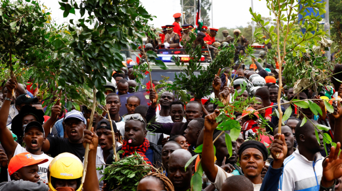 Mourners storm Kenyan airport to receive Odinga's body