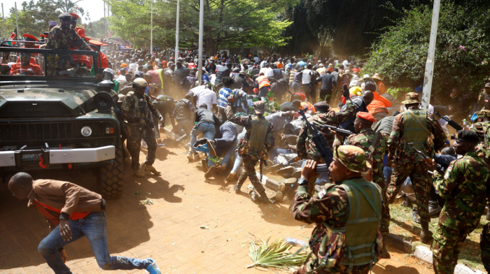Kenyan forces fire in air, use tear gas to disperse mourners at Odinga viewing