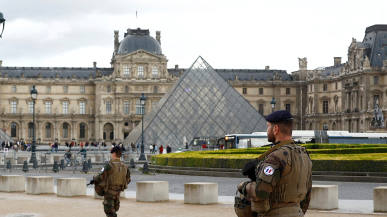 Louvre closed after jewellery heist in Paris