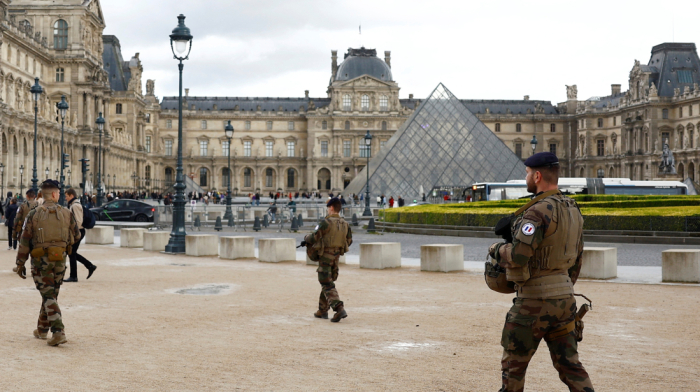 Louvre closed after jewellery heist in Paris