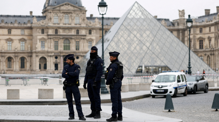Suspects in Louvre jewel heist case arrested near Paris, prosecutor says