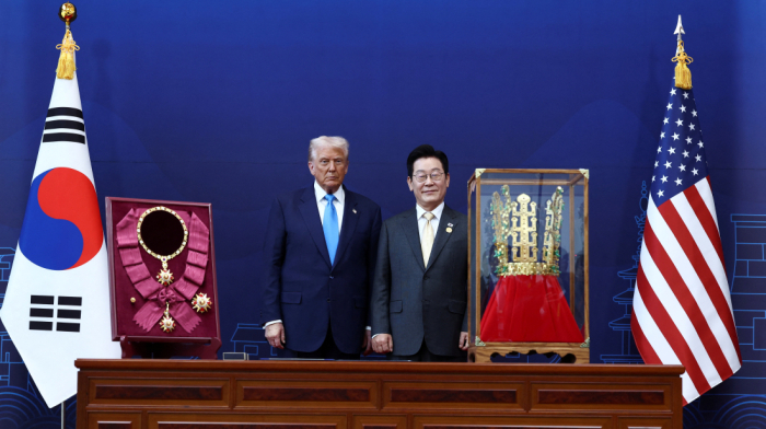 Trump arrives in South Korea for trade discussions and meeting with Xi