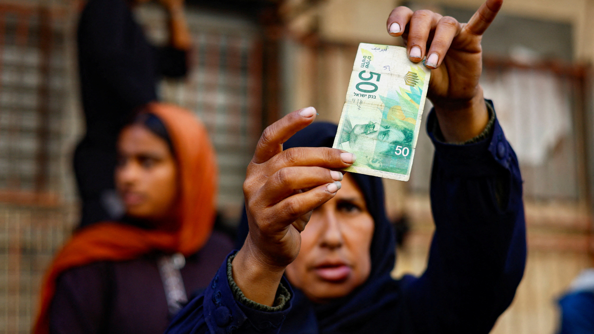 As the guns fall silent, Gazans find newly-reopened banks have no cash