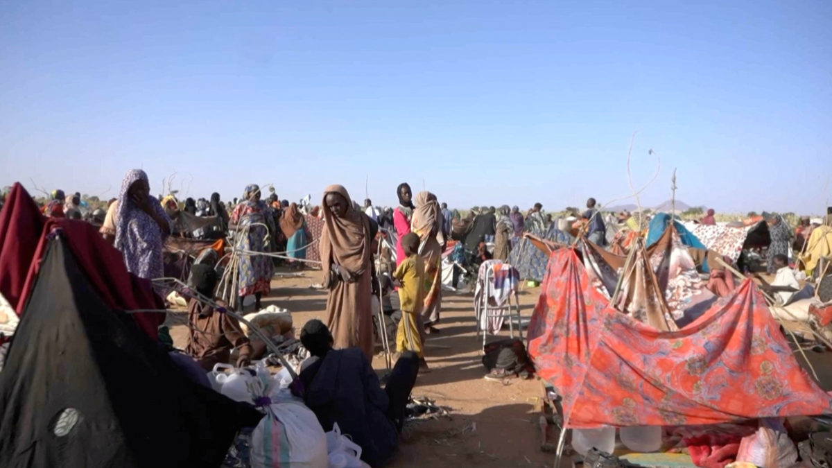 Nearly 1,000 people flee Darfur village in one day