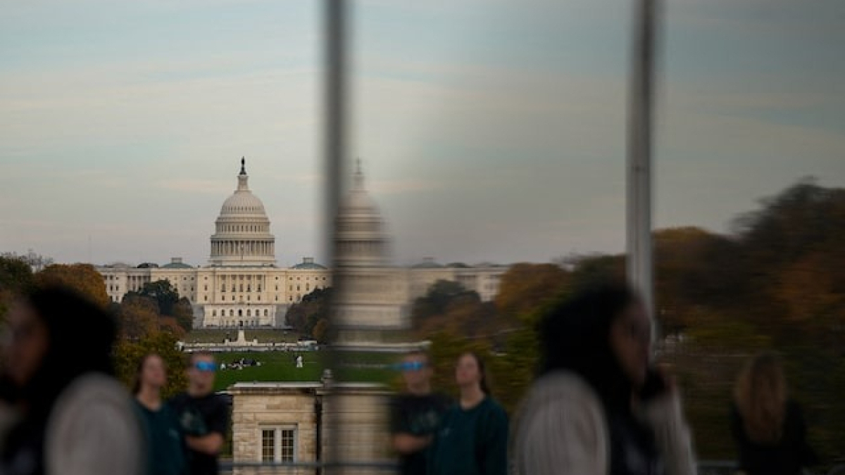 Senate rejects funding bill as U.S. shutdown ties 35-day record