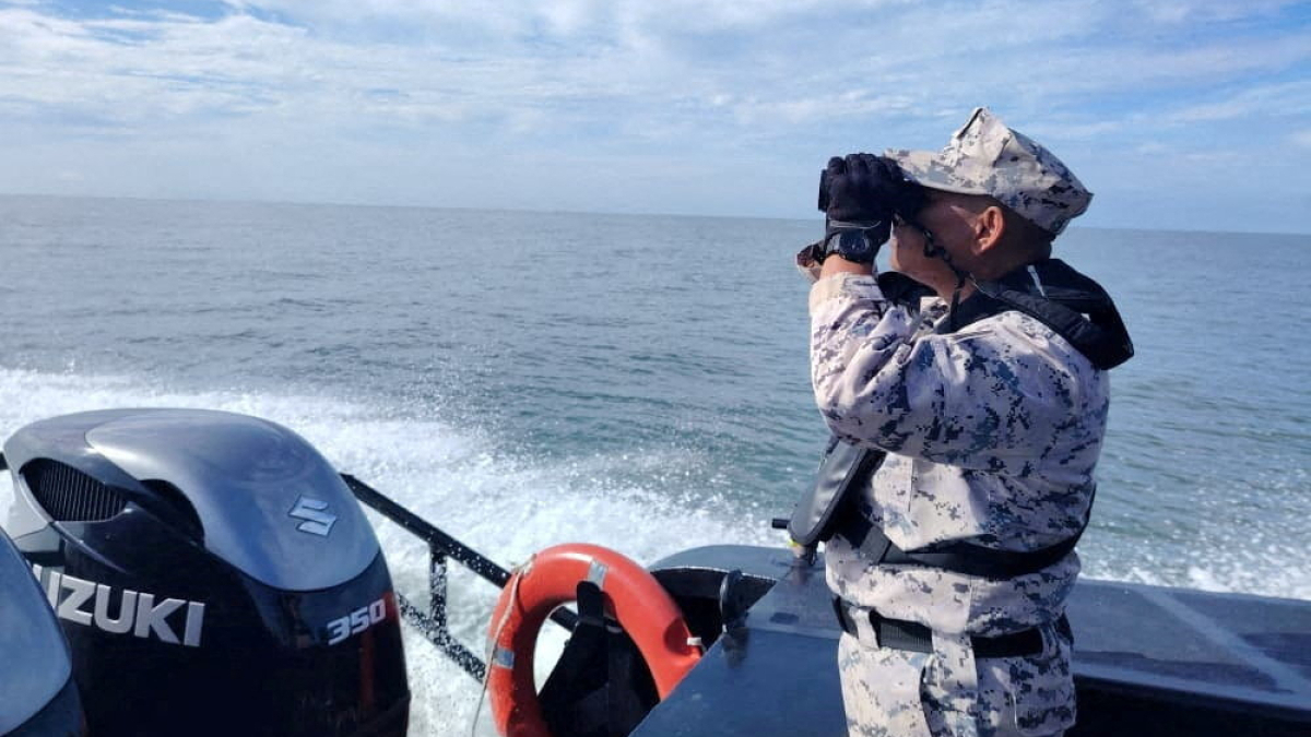 Migrant vessel sinks off Malaysia-Thailand border, hundreds missing