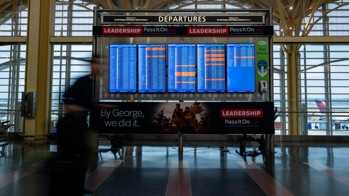 Trump orders air traffic controllers back as U.S. flights disrupted