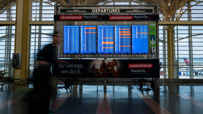 Trump orders air traffic controllers back as U.S. flights disrupted